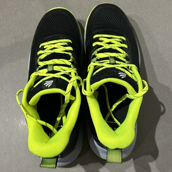 Men’s Size 11.5 Under Armour Steph Curry Collection Basketball Shoes - Picture 4 of 5